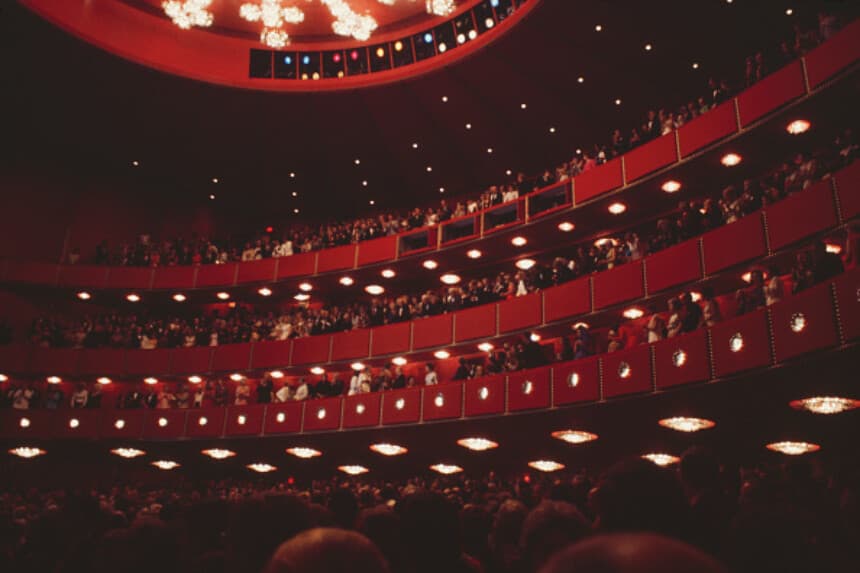 Imagen Ilustrativa: El recién inaugurado Centro John F. Kennedy para las Artes Escénicas en Washington, D.C., EE. UU., 1971. (Pictorial Parade/Archivo de fotos /Getty Images).
