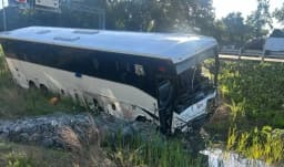 Autobús choca contra seis vehículos, dejando 5 muertos y 34 heridos en EE. UU.