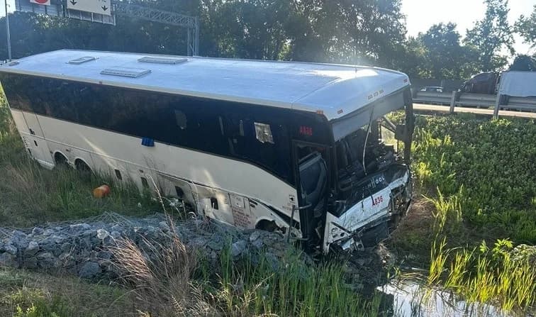 Autobús choca contra seis vehículos, dejando 5 muertos y 34 heridos en EE. UU.