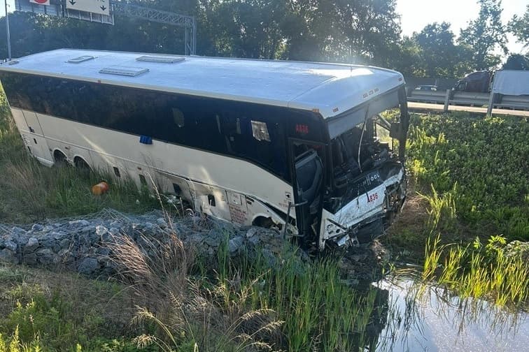 Esta fotografía, proporcionada por la Policía Estatal de Virginia, muestra el lugar de un accidente fatal que involucró a un autobús de pasajeros en la Interestatal 95 cerca de Quantico, Virginia, el 29 de mayo de 2026. (Policía Estatal de Virginia vía AP)