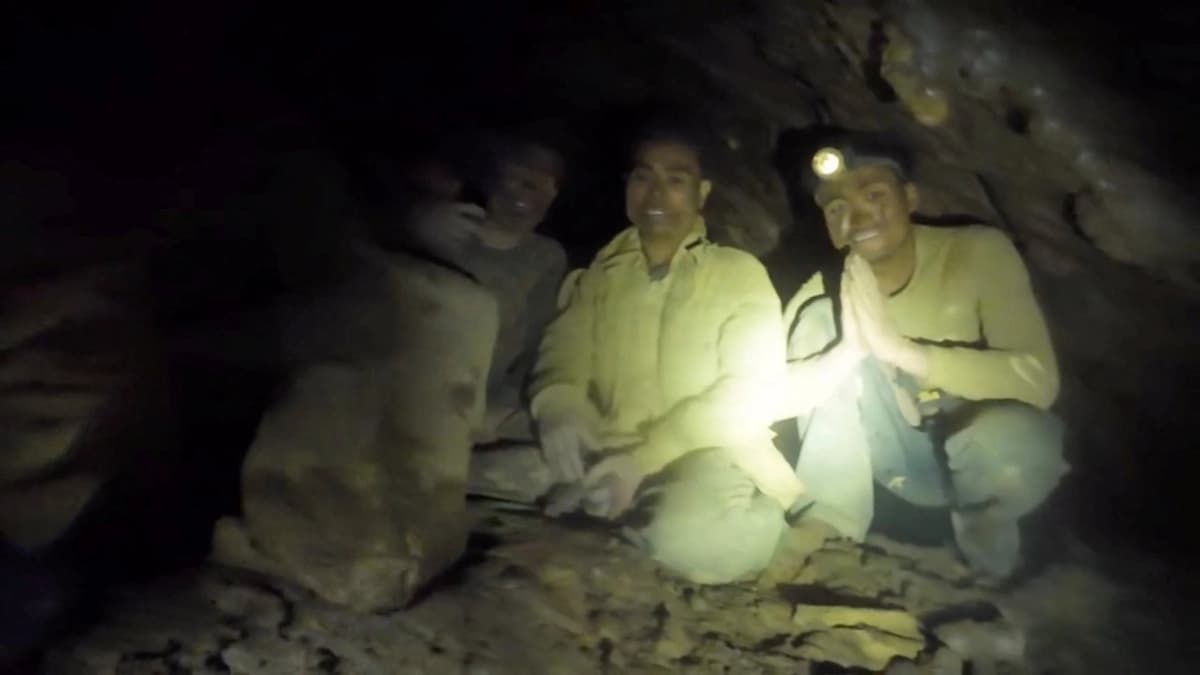 En esta captura de pantalla obtenida de un video de redes sociales, se ve a personas atrapadas en una cueva, rescatadas por personal de emergencia en la provincia de Xaisomboun, Laos, el 27 de mayo de 2026. (Norrased Palasing/vía REUTERS)