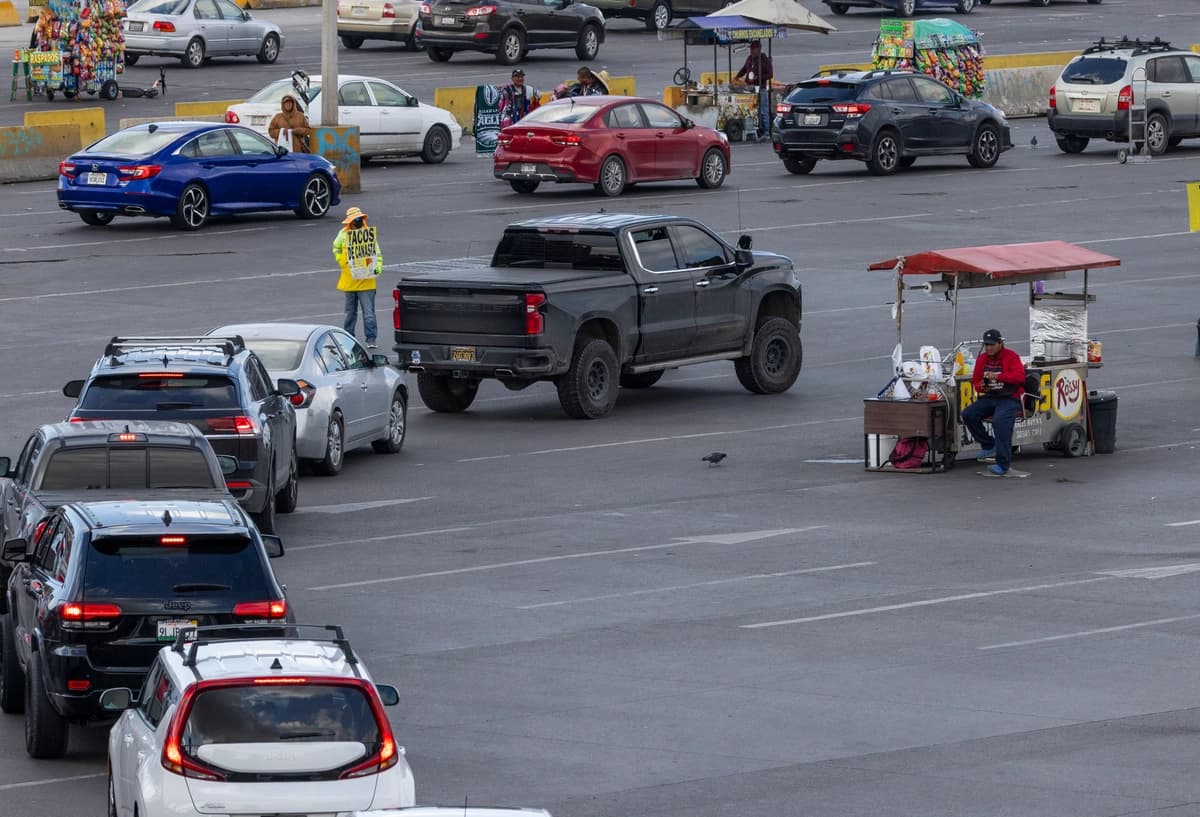 Varias personas se preparan para cruzar a Estados Unidos desde Tijuana (México) hacia San Ysidro (California) el 29 de enero de 2025. (John Fredricks/The Epoch Times)