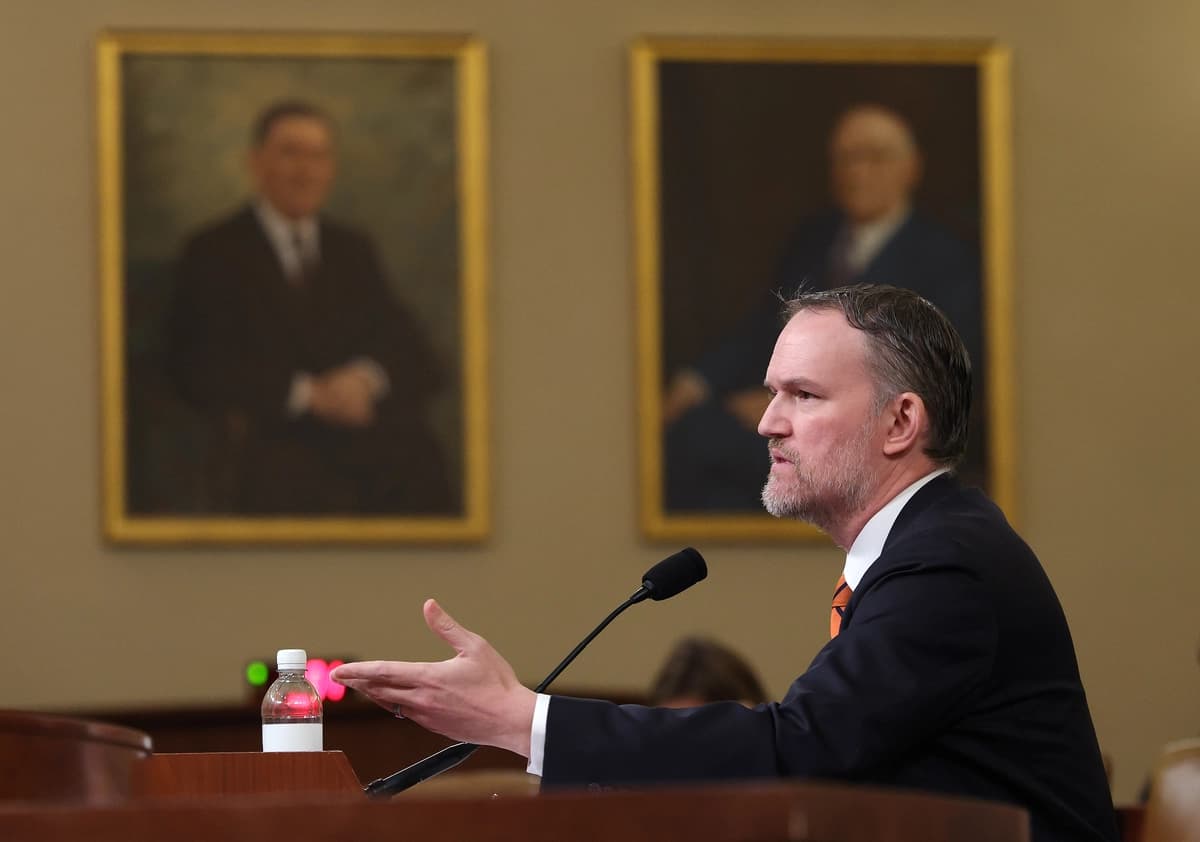 El representante comercial de Estados Unidos, Jamieson Greer, testifica ante el Comité de Medios y Arbitrios de la Cámara de Representantes en el edificio de oficinas Longworth de la Cámara en Washington el 22 de abril de 2026. (Kevin Dietsch/Getty Images)