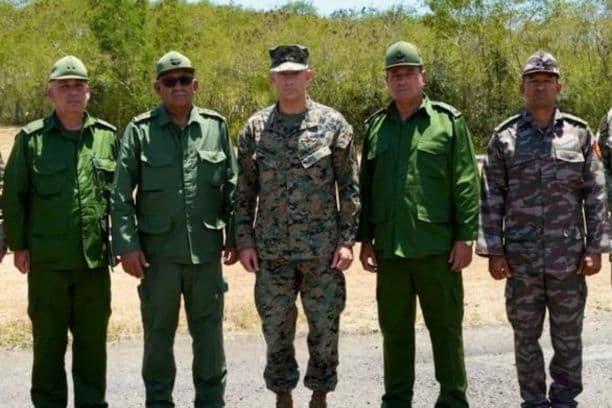 Fotografía difundida en la cuenta del Comandos Sur de EE.UU. de su comandante, general Francis L. Donovan (c), posando con el jefe del Estado Mayor General de Cuba, general Roberto Legrá Sotolongo (2-i), y otros militares cubanos este viernes, en la base naval en la bahía de Guantanamo, Cuba. (EFE/ @Southcom)