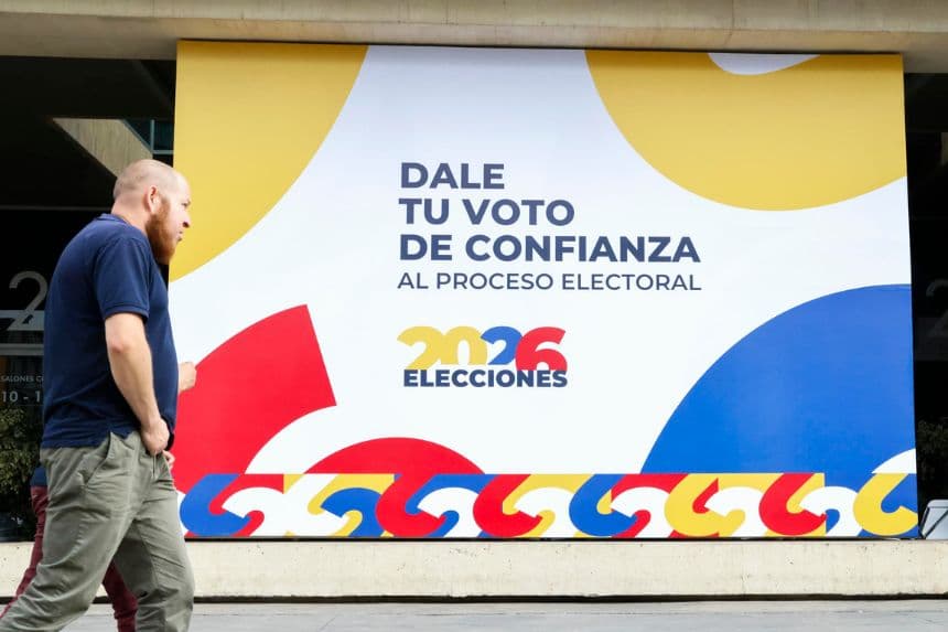 Una persona camina frente a un cartel alusivo a las elecciones presidenciales de 2026 en el recinto ferial de Corferias este sábado, en Bogotá, Colombia. (EFE/ Carlos Ortega)