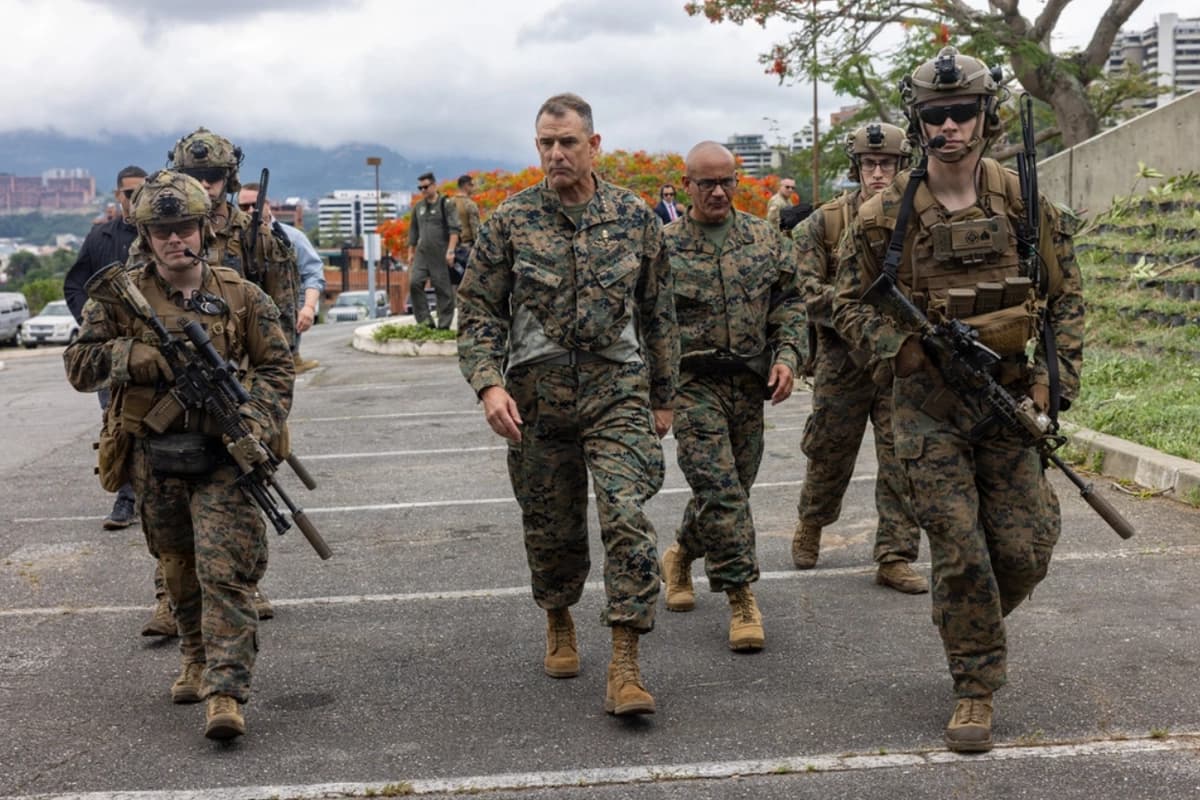 El general Francis L. Donovan, comandante del Comando Sur de los Estados Unidos, visita la Embajada de los Estados Unidos en Caracas, Venezuela, junto con otros infantes de marina estadounidenses, el 23 de mayo de 2026. (Fotografía del Cuerpo de Marines de los Estados Unidos por el sargento Nathan Mitchell)
