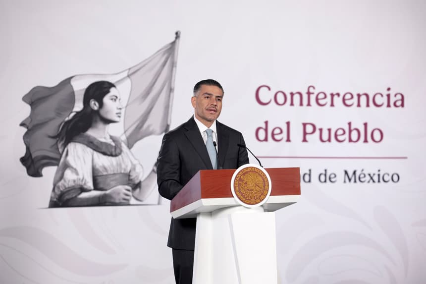 El secretario de Seguridad y Protección Ciudadana (SSPC) de México, Omar García Harfuch, habla durante una rueda de prensa en el Palacio Nacional de la Ciudad de México (EFE/José Méndez)