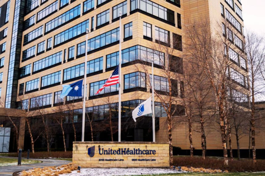 Las banderas ondean a media asta frente a la sede corporativa de United Healthcare el 4 de diciembre de 2024 en Minnetonka, Minnesota. (Stephen Maturen/Getty Images)