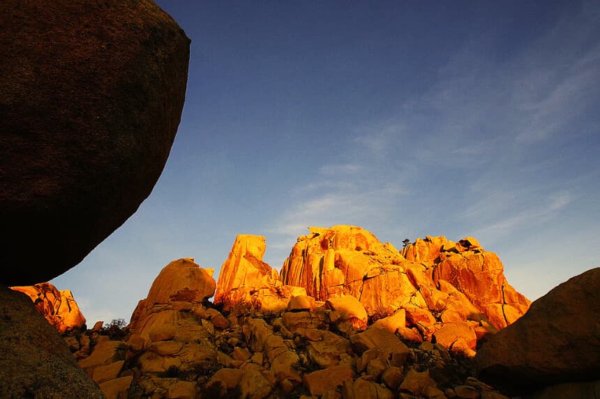 Un paisaje rocoso domina las montañas desérticas a lo largo de la frontera entre Estados Unidos y México, al este de Jacumba, California, el 4 de abril de 2008. (David McNew/Getty Images)