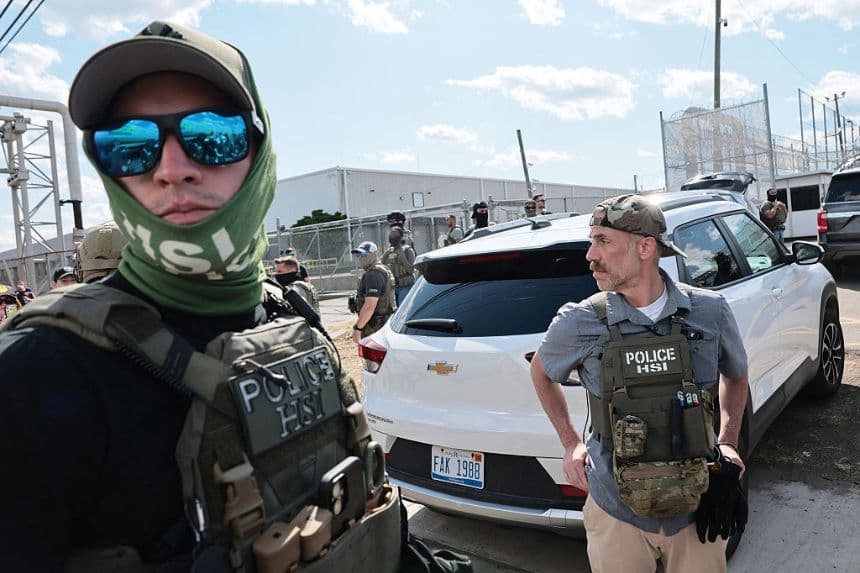 Agentes de Investigaciones de Seguridad Nacional (HSI) intentan desalojar a los manifestantes del Delaney Hall, que se utiliza como centro de detención del Servicio de Inmigración y Control de Aduanas en Newark, Nueva Jersey, el 29 de mayo de 2026. (Michael M. Santiago/Getty Images)