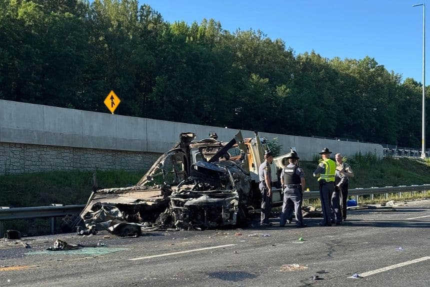 Escena del fatal accidente de autobús en la Interestatal 95 cerca de Quantico, Virginia, el viernes 29 de mayo de 2026. (Policía Estatal de Virginia vía AP)