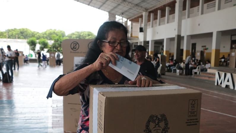 Colombia cierra los colegios electorales y empieza el conteo de los votos para elegir al próximo presidente