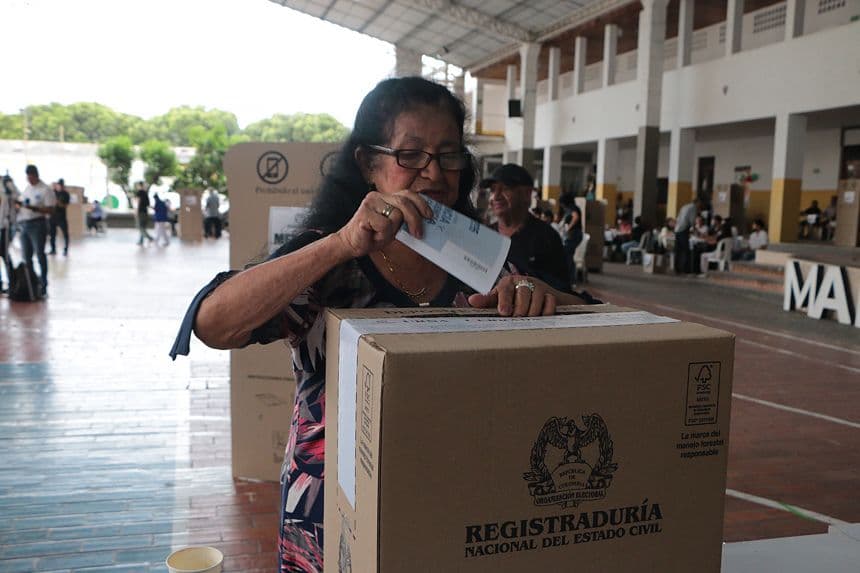Colombia cierra los colegios electorales y empieza el conteo de los votos para elegir al próximo presidente