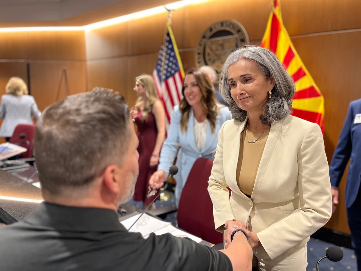 Patricia Quets, madre de un «ángel» de Arizona, habla con un visitante durante una mesa redonda sobre la violencia relacionada con la inmigración ilegal y el tráfico de drogas en el Capitolio del Estado de Arizona el 28 de mayo de 2026. Quets perdió a su hijo, Nicholas, de 31 años, durante un secuestro perpetrado por un cártel en México. (Allan Stein/The Epoch Times)