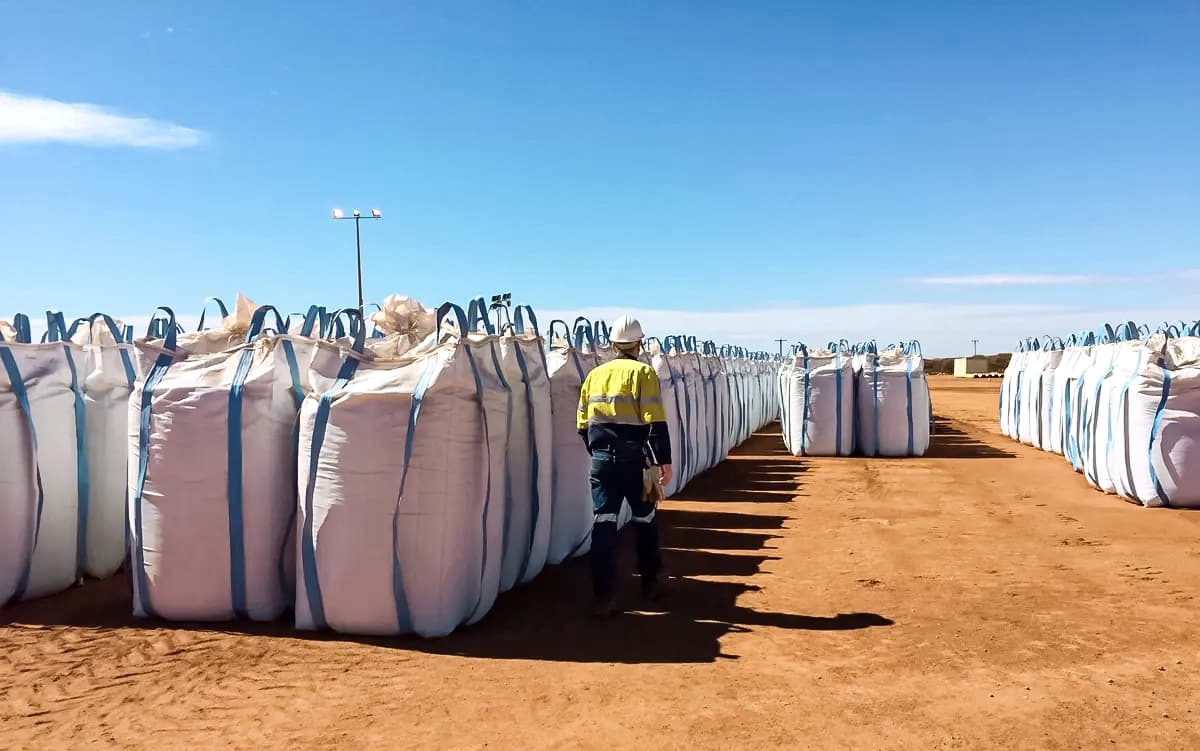 Un trabajador de Lynas Corp pasa junto a sacos de concentrado de tierras raras a la espera de ser enviados a Malasia, en Mount Weld, al noreste de Perth, Australia, el 23 de agosto de 2019. (Melanie Burton/Reuters)