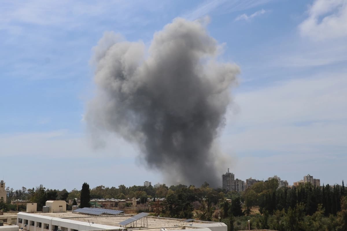 El humo se eleva tras un ataque aéreo israelí en la ciudad portuaria de Tiro, al sur del Líbano, el 31 de mayo de 2026. (Foto AP).