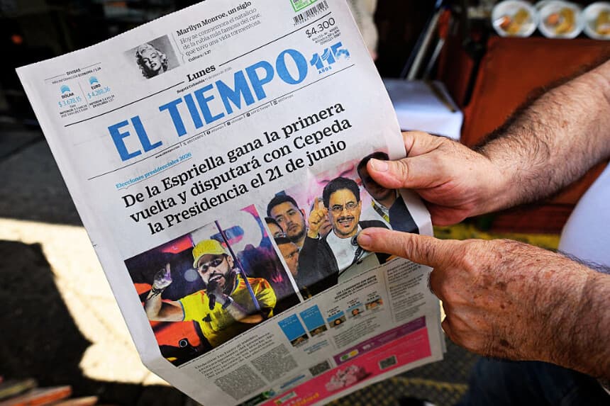 Un hombre muestra un periódico en Cali, Colombia, el 1 de junio de 2026, un día después de las elecciones presidenciales. Abelardo de la Espriella, candidato de derecha que representa a la oposición al presidente Gustavo Petro. (Joaquín SARMIENTO / AFP vía Getty Images)