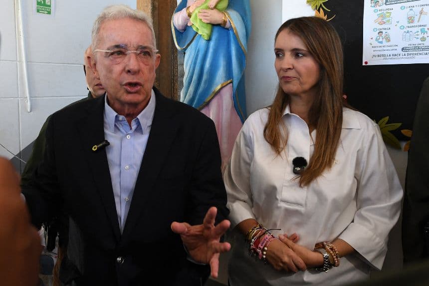 El expresidente de Colombia (2002-2010) Álvaro Uribe (Izq.) llega a votar a un colegio electoral acompañado por la entonces candidata presidencial colombiana Paloma Valencia, del partido Centro Democrático, durante las elecciones presidenciales celebradas en Rionegro, Colombia, el 31 de mayo de 2026. (Jaime SALDARRIAGA / AFP vía Getty Images)
