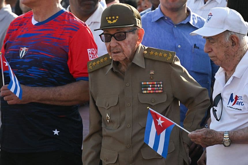 El expresidente de Cuba, Raúl Castro (centro), y el exvicepresidente José Ramón Machado Ventura (Dcha.) asisten a una manifestación con motivo del Día Internacional de los Trabajadores, el 1 de mayo de 2026, en La Habana. (YAMIL LAGE/ AFP vía Getty Images)