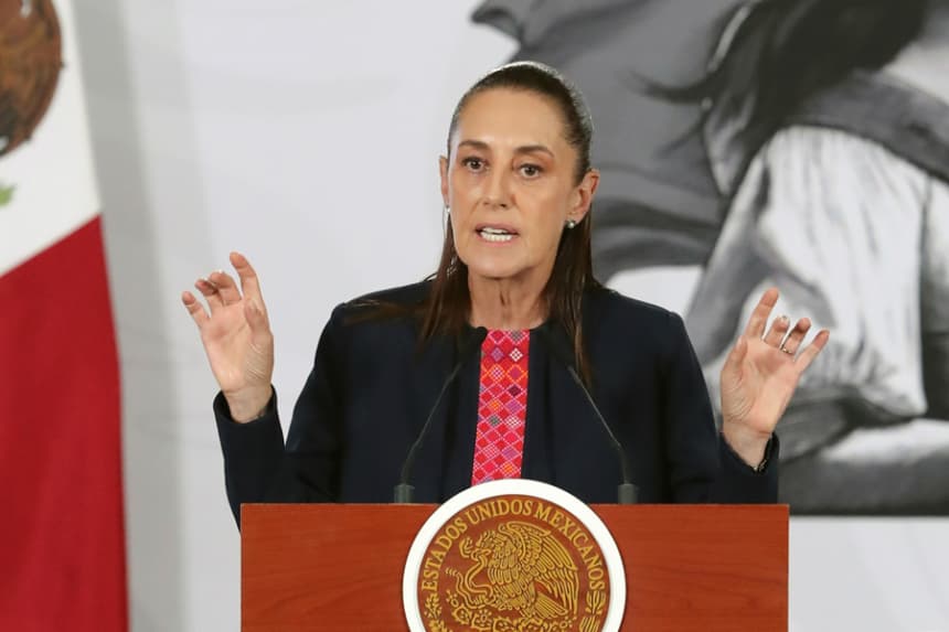 La presidenta de México, Claudia Sheinbaum, habla durante una rueda de prensa este lunes, en el Palacio Nacional de Ciudad de México. (EFE/Mario Guzmán)