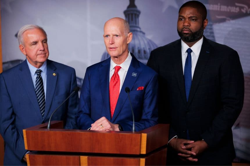 El senador Rick Scott habla junto a otros congresistas de Florida sobre la imputación del expresidente cubano Raúl Castro durante una rueda de prensa celebrada en el Capitolio de los Estados Unidos el 20 de mayo de 2026 en Washington, D.C. (Heather Diehl/Getty Images)