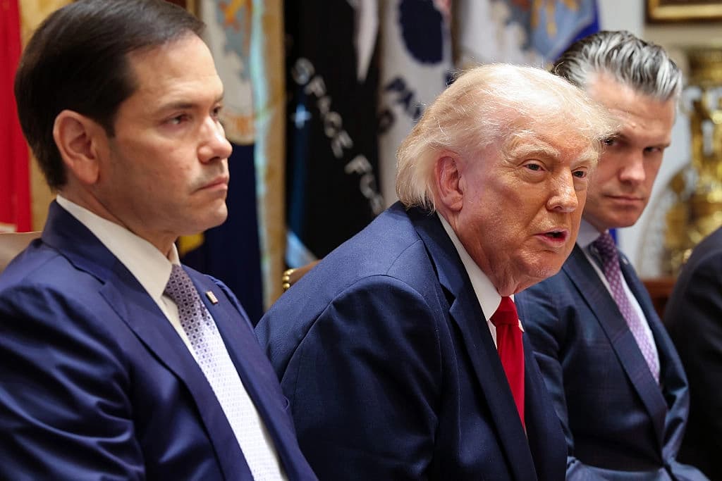 El presidente Donald Trump habla mientras el secretario de Estado de EE. UU., Marco Rubio (izquierda), y el secretario de Guerra de EE. UU., Pete Hegseth (derecha), escuchan durante una reunión del Gabinete en la Sala del Gabinete de la Casa Blanca el 27 de mayo de 2026. (Win McNamee/Getty Images)