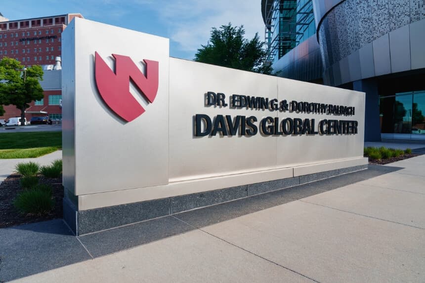 El Davis Global Center, situado en el campus del Centro Médico de la Universidad de Nebraska, que alberga la Unidad Nacional de Cuarentena en Omaha, Nebraska, el 11 de mayo de 2026. (Dylan Widger/Getty Images).