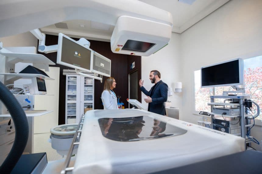 Fotografía cedida por el gobierno de El Salvador que muestra al presidente Nayib Bukele (Dcha.), hablando en un recorrido por las nuevas instalaciones del Hospital Rosales, el principal centro médico del país en San Salvador, El Salvador. (EFE/ Gobierno de El Salvador)