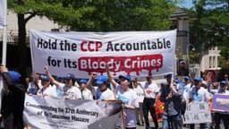 Disidentes chinos se manifiestan en la embajada de China por la masacre de Tiananmen