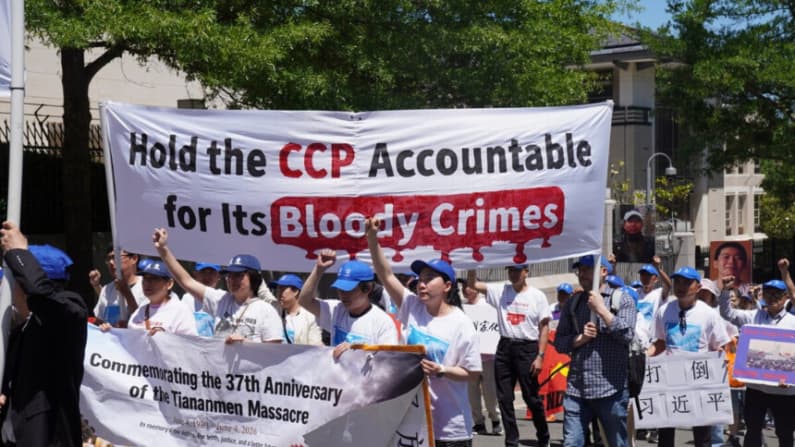 Disidentes chinos se manifiestan en la embajada de China por la masacre de Tiananmen