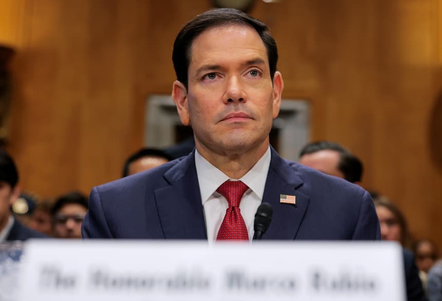 El secretario de Estado de EE. UU., Marco Rubio, se prepara para declarar durante una audiencia de la Comisión de Relaciones Exteriores del Senado en el Edificio Dirksen de Oficinas del Senado, el 2 de junio de 2026, en Washington, DC. (Anna Moneymaker/Getty Images)