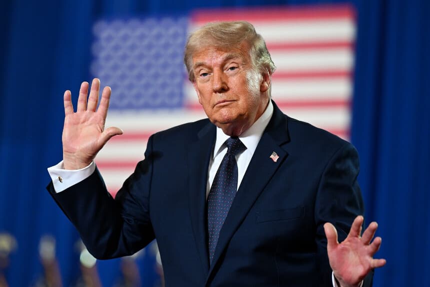 SUFFERN, NUEVA YORK - 22 DE MAYO: El presidente de Estados Unidos, Donald Trump, baila en el escenario tras pronunciar unas palabras durante un acto de campaña y sobre política económica celebrado en el Eugene Levy Fieldhouse del SUNY Rockland Community College el 22 de mayo de 2026 en Suffern, Nueva York. Trump viajó al valle del Hudson para ayudar a impulsar la campaña del representante Mike Lawler (R-NY) en su intento por la reelección, en lo que se prevé que sea una de las contiendas por la Cámara de Representantes más seguidas del país este noviembre. (Foto de Roberto Schmidt/Getty Images)