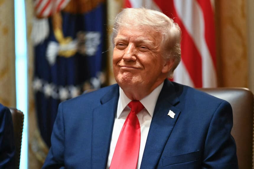 FOTO DESTACADA - El presidente de Estados Unidos, Donald Trump, reacciona durante una reunión del Consejo de Ministros en la Sala del Consejo de Ministros de la Casa Blanca, en Washington, D.C., el 27 de mayo de 2026. (Foto de Kent NISHIMURA / AFP vía Getty Images)