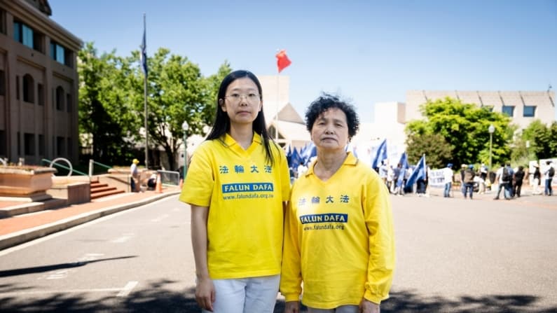 Disidentes se manifiestan frente a embajada china para exigir el fin de la persecución del PCCh