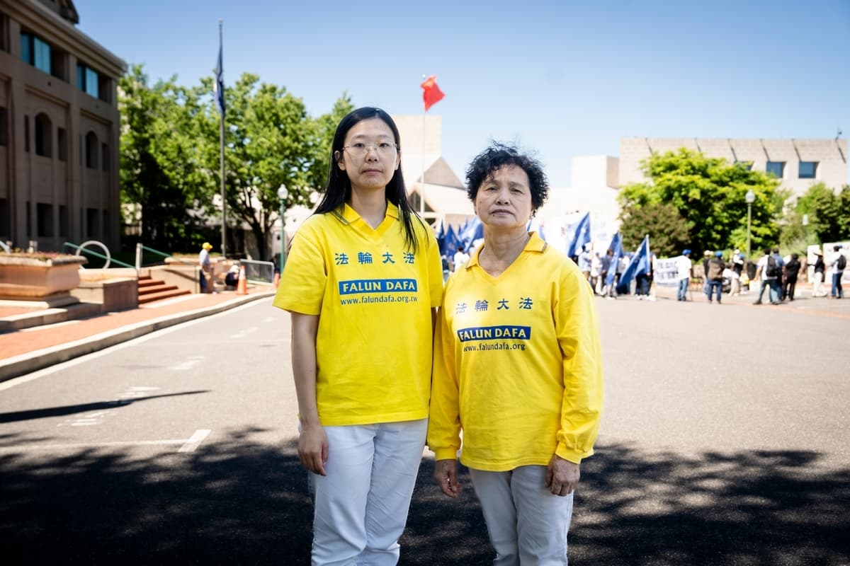 Disidentes se manifiestan frente a embajada china para exigir el fin de la persecución del PCCh