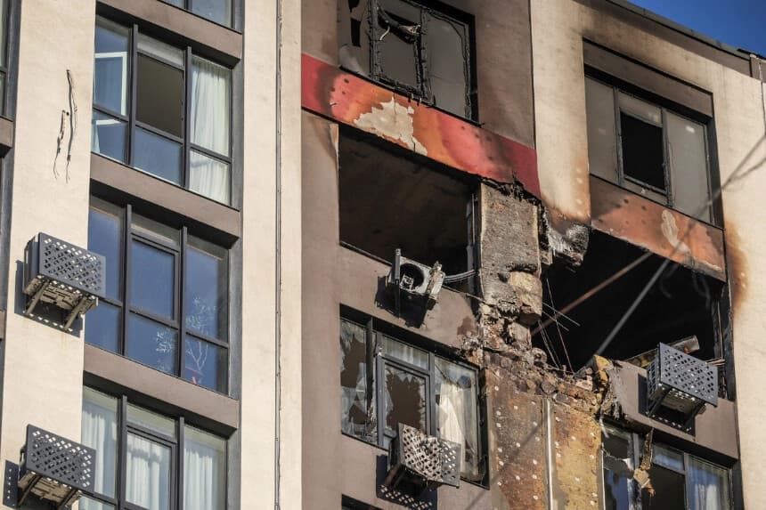 Un edificio residencial dañado tras un ataque nocturno con misiles y drones rusos, en Kiev, Ucrania, el 2 de junio de 2026. (Alina Smutko/Reuters).