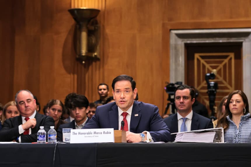 WASHINGTON, DC - 2 DE JUNIO: El secretario de Estado de EE. UU., Marco Rubio, declara durante una audiencia de la Comisión de Relaciones Exteriores del Senado en el Edificio Dirksen de Oficinas del Senado el 2 de junio de 2026 en Washington, DC. En su primera audiencia pública desde el inicio de la guerra en Irán, Rubio declara sobre la solicitud presupuestaria del Departamento de Estado para el ejercicio fiscal 2027. (Foto de Anna Moneymaker/Getty Images).