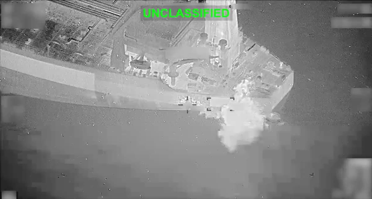 El humo se eleva a lo largo del costado del petrolero M/T Lexie, con bandera de Botsuana, tras ser alcanzado por un misil Hellfire disparado por un avión estadounidense. (Comando Central de Estados Unidos).