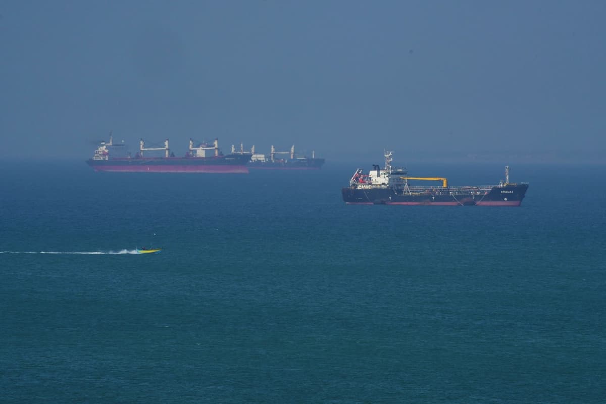 El petrolero "Ateela 2" navega por el mar frente a la isla de Qeshm, en Irán, en el estrecho de Ormuz, el 28 de abril de 2026. (Asghar Besharati/Getty Images)