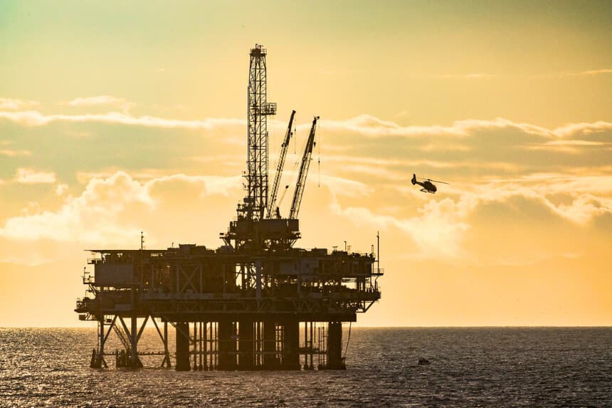 Una plataforma petrolífera frente a la costa de Huntington Beach, California, el 29 de enero de 2023. (John Fredricks/The Epoch Times).