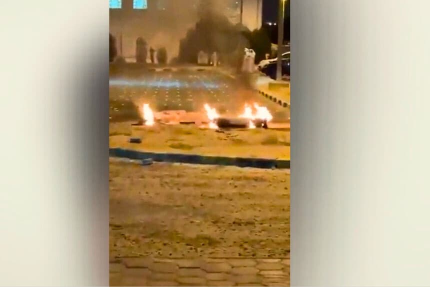 Escombros ardiendo en el suelo de un aparcamiento tras las noticias de ataques con misiles y drones, en Sabah Al Nasser, Kuwait, el 3 de junio de 2026. (Captura de pantalla de las redes sociales/vía Reuters).