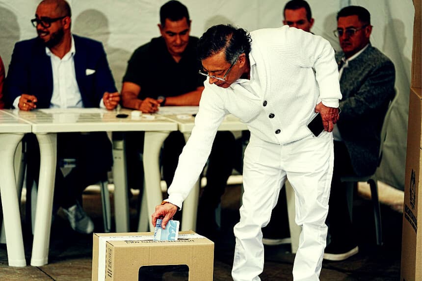 El presidente de Colombia, Gustavo Petro, ejerce su derecho al voto durante las elecciones presidenciales del 31 de mayo de 2026 en Bogotá, Colombia. (Andrés Rot/Getty Images)