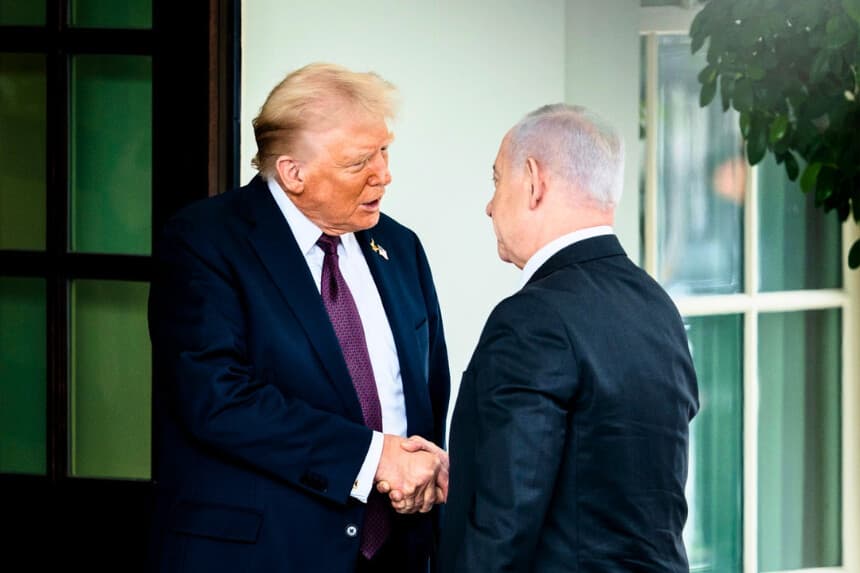 El presidente de Estados Unidos, Donald Trump, saluda al primer ministro israelí, Benjamin Netanyahu, en la Casa Blanca el 29 de septiembre de 2025. (Madalina Kilroy/The Epoch Times).