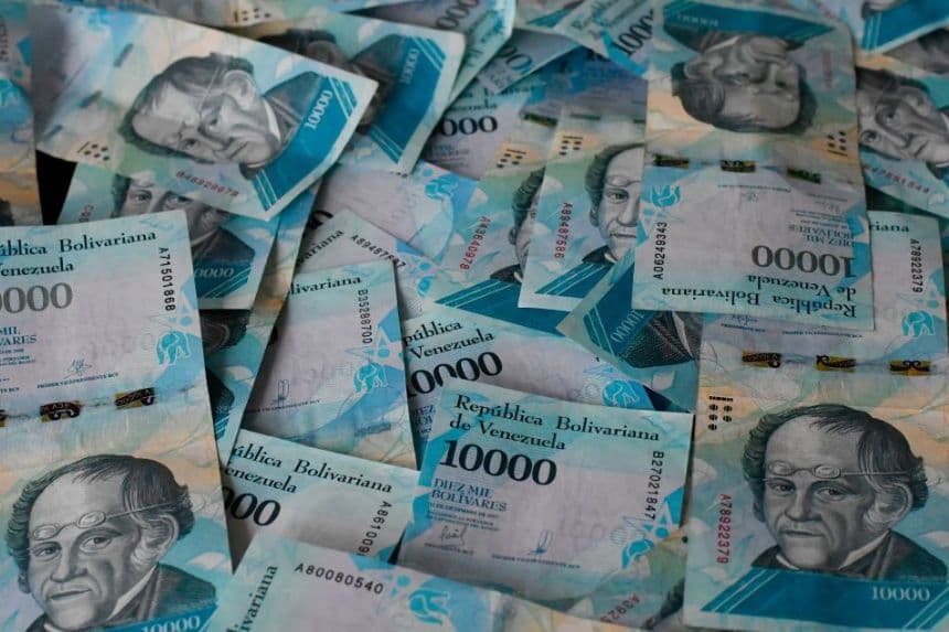 Fotografía de un billete de 10,000 bolívares tomada en Caracas el 26 de julio de 2018. (JUAN BARRETO/AFP vía Getty Images)