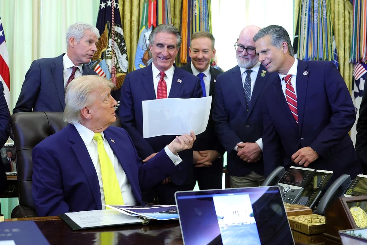 El presidente Donald Trump con su gabinete en el Despacho Oval el 4 de junio de 2026. (Kevin Dietsch/Getty Images)