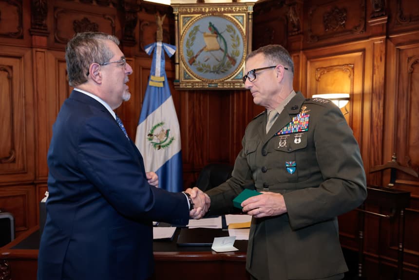 Guatemala recibe al jefe del Comando Sur de EE. UU. tras debate por ataques aéreos
