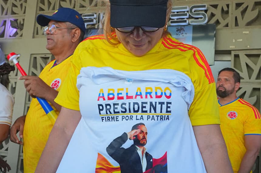 Una simpatizante del candidato presidencial colombiano Abelardo de la Espriella, Colombia, el 31 de mayo de 2026. (Foto de Vanessa ROMERO / AFP vía Getty Images)