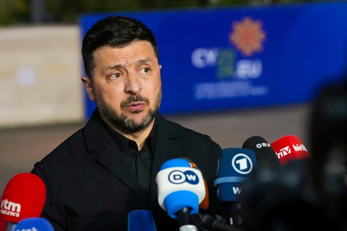 El presidente ucraniano, Volodímir Zelenski, hace unas declaraciones a su llegada a la Cumbre de la UE en Ayia Napa, Chipre, el 23 de abril de 2026. (Petros Karadjias/AP Photo)