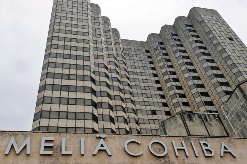 Fotografía que muestra la fachada de un edificio de la cadena hotelera española Meliá este miércoles, en La Habana, Cuba. (EFE/ Ernesto Mastrascusa)