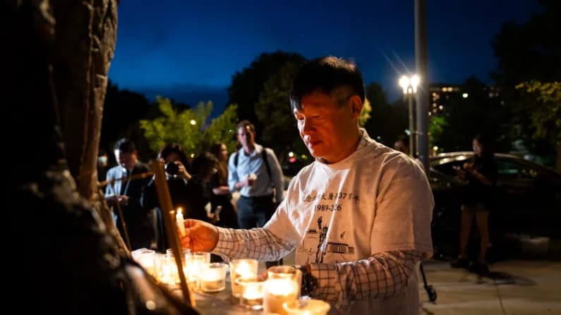 Con velas en alto, denuncian la “tiranía” de Beijing